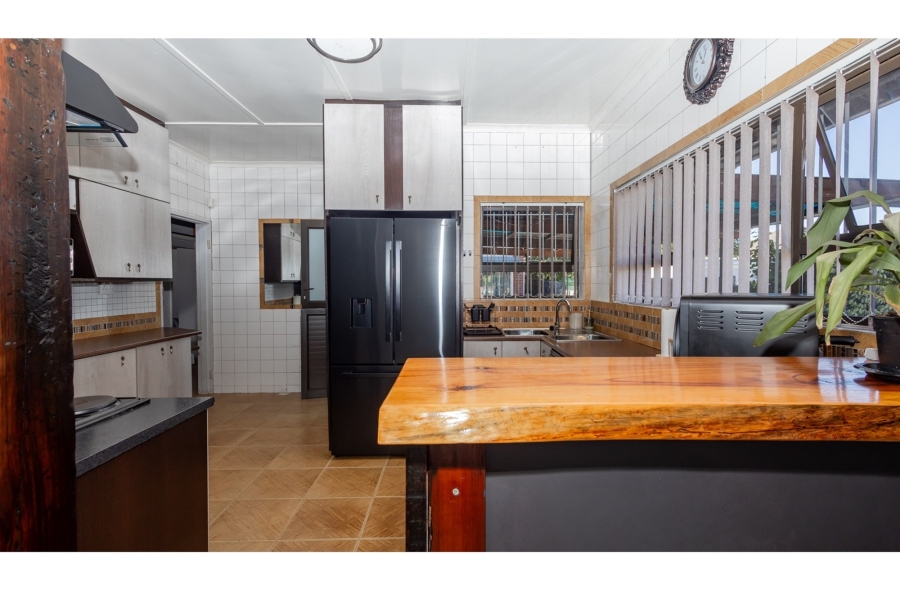 5 Bedroom Property for Sale in Avondale Western Cape